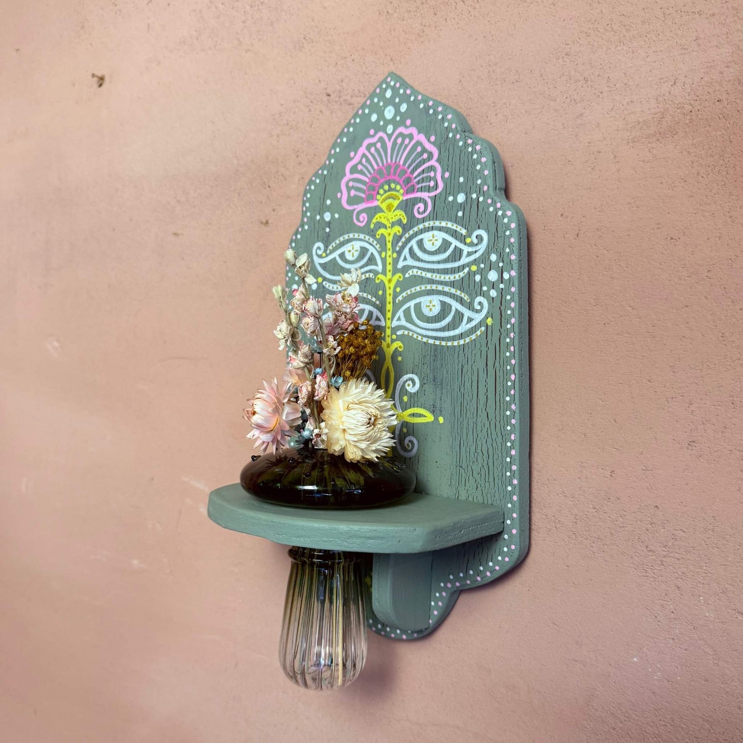Green eyes altar