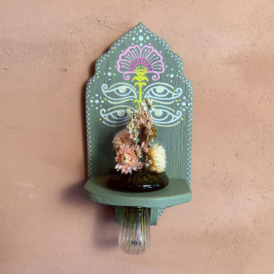 Green eyes altar